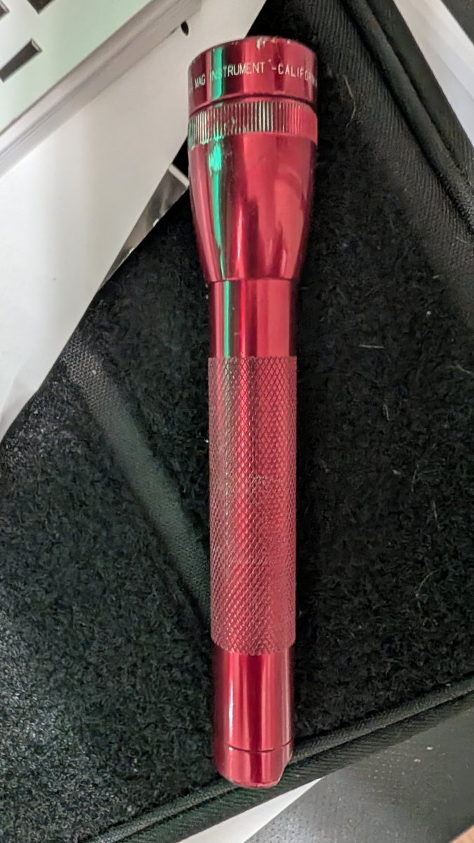 chrisjohnston's tweet photo. @DotTheKat @BrassKickerLLC I have that flashlight right now https://t.co/fXTV6fnPal
