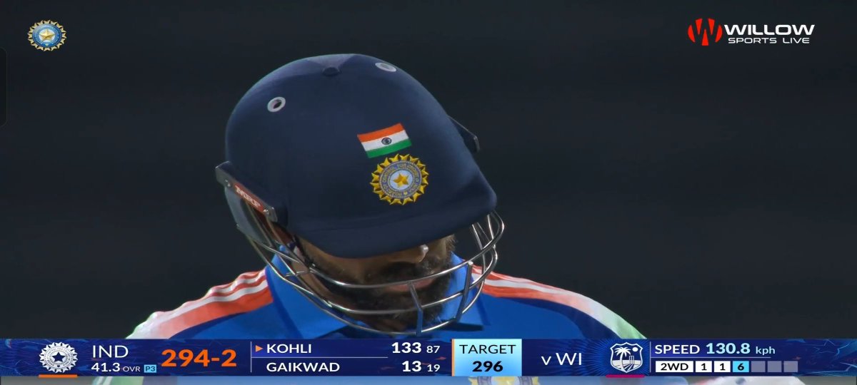 bholination's tweet photo. Two back to back sixes to finish the game and complete his 15k Odi Runs. 

My GOAT @imVkohli 😭🔥 https://t.co/hqIatbxkTM