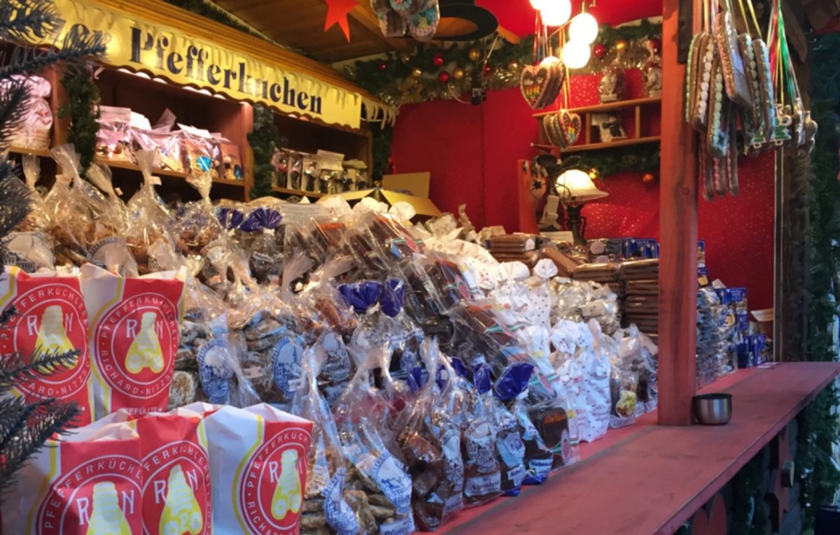 DresdenNews's tweet photo. Weihnachten im September? In Pulsnitz laufen die Backöfen längst auf Hochtouren. Warum bei Löschner die gefüllten Spitzen unverzichtbar sind – und Pfefferkuchen teurer werden. 🍪
#Pulsnitz #Pfefferkuchen #Sachsen #Weihnachten #Handwerk
Zum Beitrag 👉 https://t.co/honjGUVywu https://t.co/BZWVMi7n0e