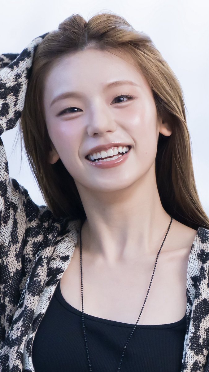 yejddeongies's tweet photo. i love her chompers so bad https://t.co/9kzhCNx1Ub