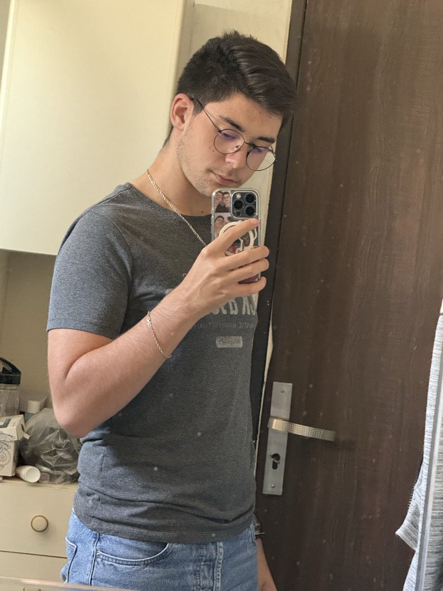 Le_Aigri's tweet photo. #LGBTQIALeaveAreFalling 
J’essaye de mieux m’habiller mdr https://t.co/ZxqNCl6VjH