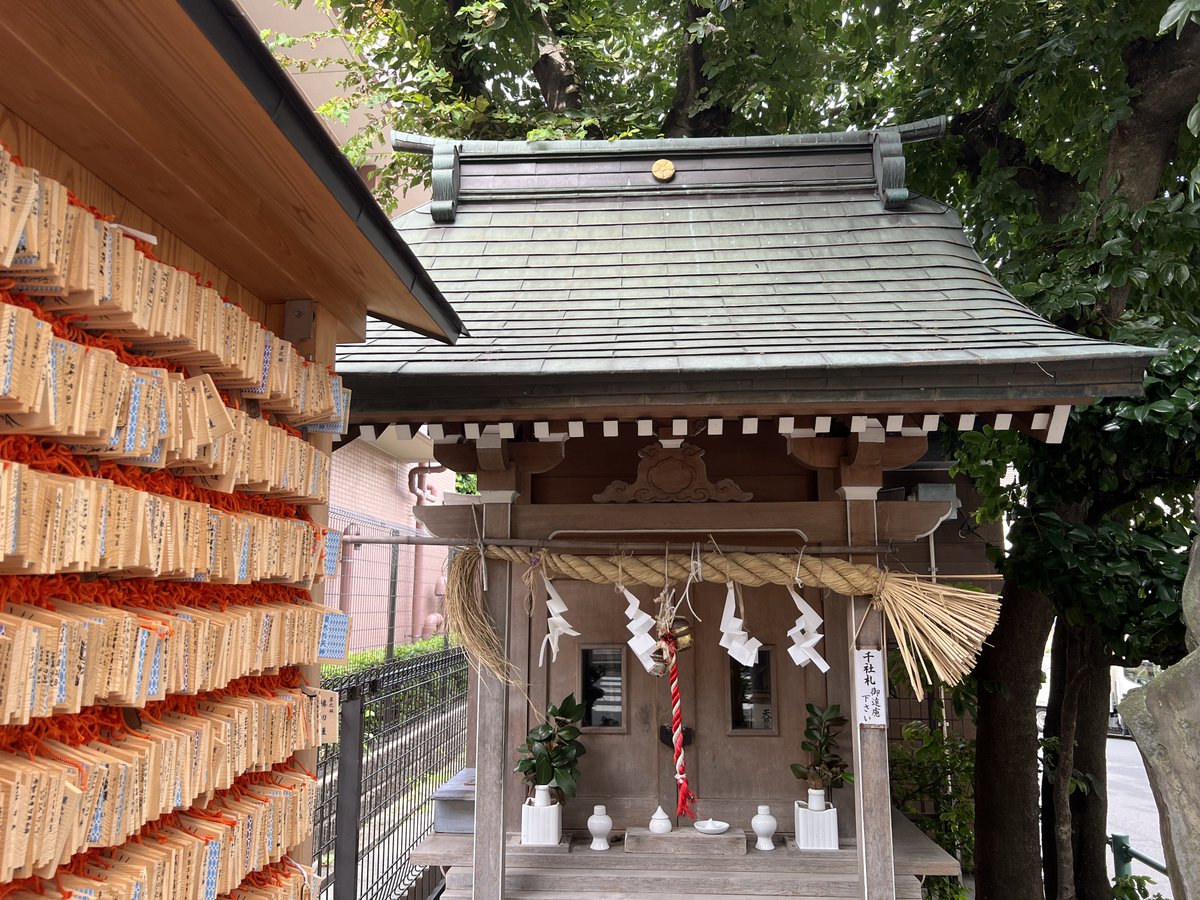 roseno10's tweet photo. ちょっと怖い神社の話。東京・板橋にある『縁切り榎』は昔から「ここで願うと本当に切れる」といわれてる。『悪縁がスパッと終わった・しつこい人間関係が消滅した・停滞してた流れが一気に動いた』そんな報告が多すぎて、ちょっとヤバいレベル。でも実はここ縁を切るだけじゃなく「新しい良縁を呼び込む準備」をしてくれる。

・流れを変えたい
・人間関係に疲れてる
・ずっと同じ場所で止まってる

このどれかに当てはまるなら一度は行ってみてほしい。絶対に注意してほしいのは中途半端な覚悟で願うと「想像以上の形で切れる」こともある。本気で流れを変えたいと固く決心したら行くべき最後の場所。

縁切榎（えんきりえのき）
住所：東京都板橋区本町18
街角に立つ小さな神社。縁切りや縁結び祈願のため参拝者が絵馬を奉納する。