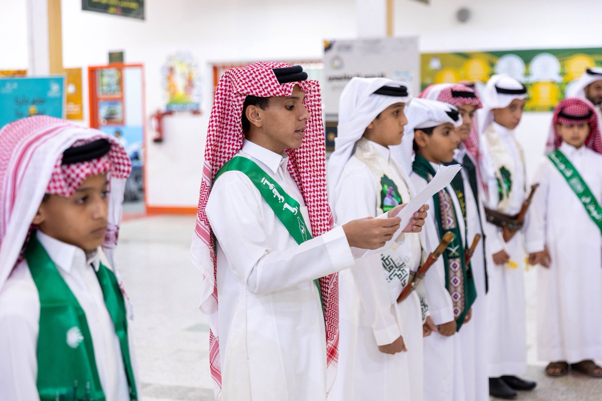 MOE_NJR's tweet photo. شارك المدير العام لـ #تعليم_نجران أبناءه الطلاب الاحتفاء بـ #اليوم_الوطني_السعودي، تحت شعار "عزنا بطبعنا"، وذلك في مدرسة الإمام محمد بن سعود الابتدائية.

#وزارة_التعليم
#تعليمنا_قيم 
#عزنا_بطبعنا https://t.co/He7phhGDrQ