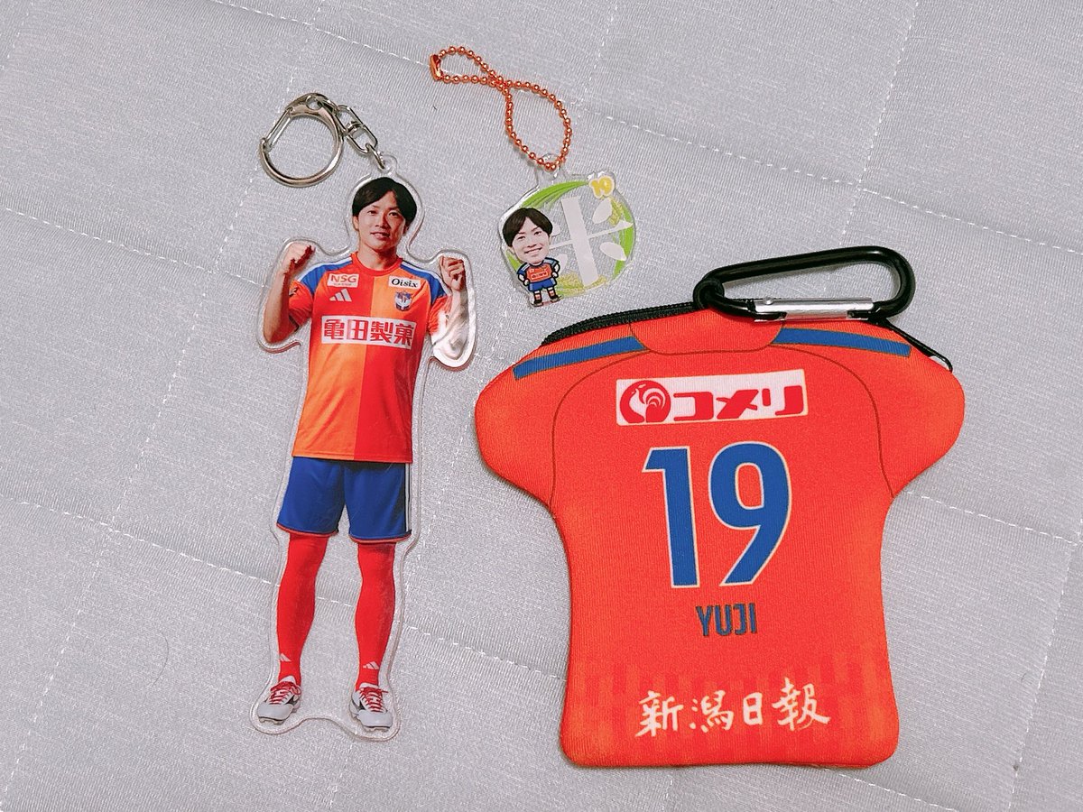 Hoshi_oshi_19's tweet photo. 最近��迎えしたポーチとお米🌾

ポーチに何入れようかな🌟

  #albirex  #星雄次 https://t.co/0rdB5SEpCo