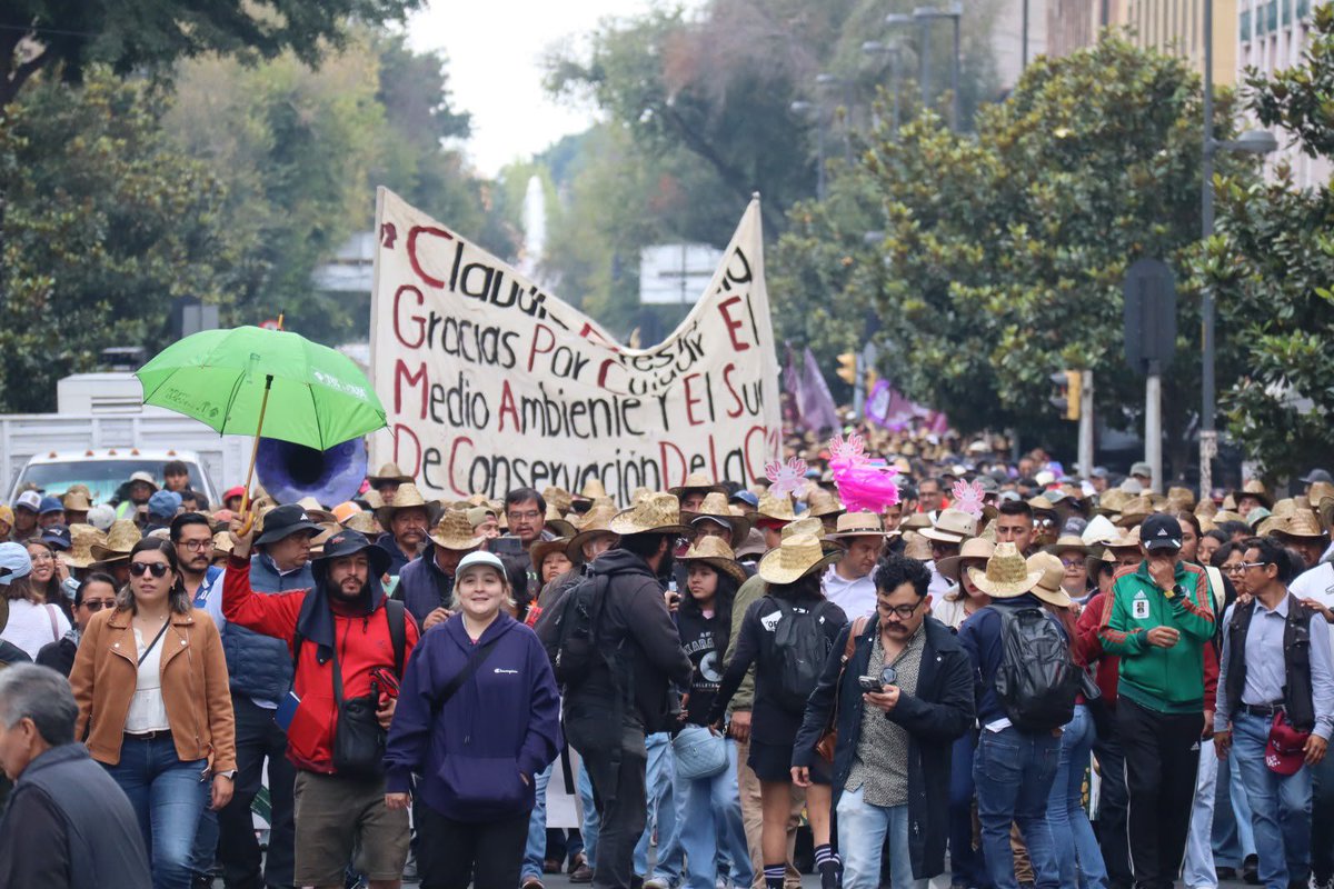 rosaicela_'s tweet photo. Desde muy temprano, cientos de personas comenzaron a llegar al #Zócalo de la #CDMX para escuchar el mensaje de la Presidenta @Claudiashein sobre las acciones realizadas en la capital del país en los primeros dos años de su @GobiernoMX. 🇲🇽#HonestidadYResultados https://t.co/tq9OCw7TXa