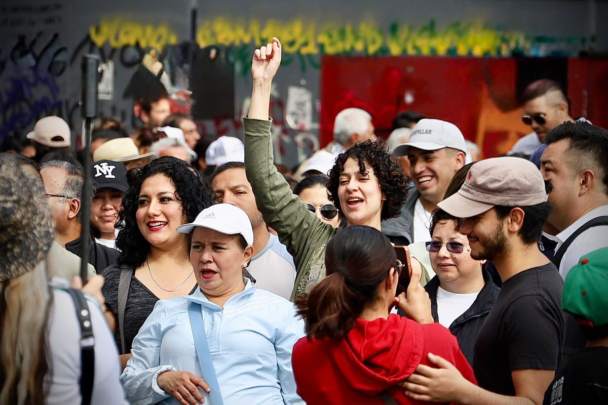 rosaicela_'s tweet photo. Desde muy temprano, cientos de personas comenzaron a llegar al #Zócalo de la #CDMX para escuchar el mensaje de la Presidenta @Claudiashein sobre las acciones realizadas en la capital del país en los primeros dos años de su @GobiernoMX. 🇲🇽#HonestidadYResultados https://t.co/tq9OCw7TXa