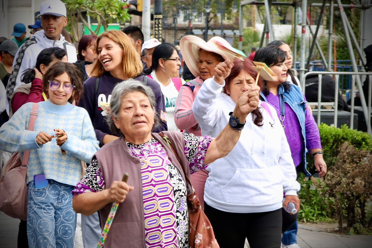 rosaicela_'s tweet photo. Desde muy temprano, cientos de personas comenzaron a llegar al #Zócalo de la #CDMX para escuchar el mensaje de la Presidenta @Claudiashein sobre las acciones realizadas en la capital del país en los primeros dos años de su @GobiernoMX. 🇲🇽#HonestidadYResultados https://t.co/tq9OCw7TXa