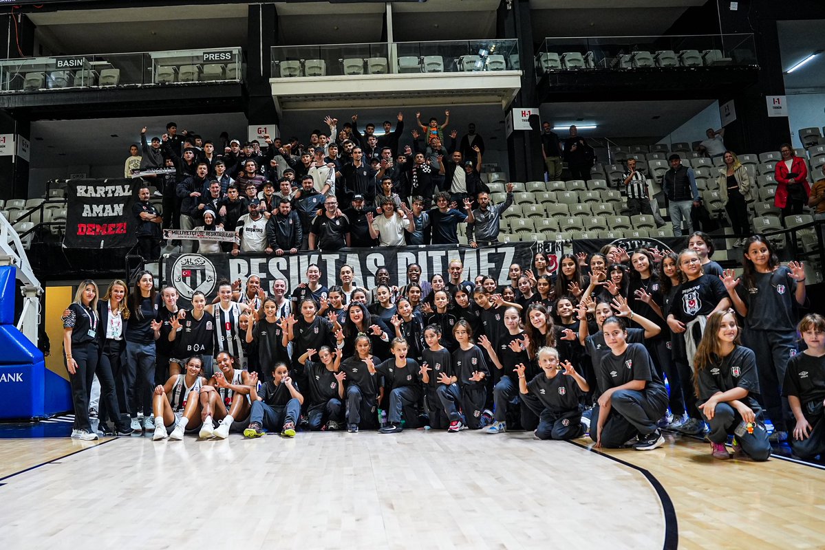 BJK_KadinBasket's tweet photo. Aile. 🖤🤍

#BeşiktaşBOA 🦅 https://t.co/YsnmdxpFRt
