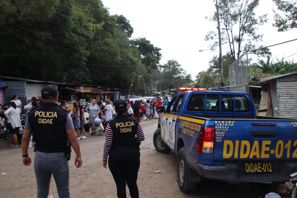 PNCdeGuatemala's tweet photo. Operativo refuerza seguridad en zona 18
Policías de la Comisaria 12, investigadores de la #DIPANDA y #DIDAE realizan operativo de identificación y registro de personas y vehículos en el ingreso al Centro Preventivo para Hombres de la zona 18, https://t.co/JQz4u0YJtC