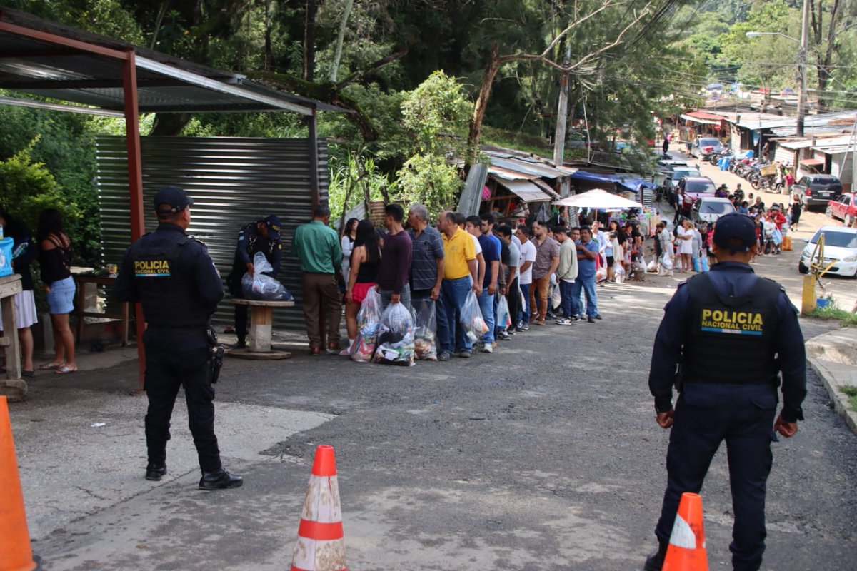 PNCdeGuatemala's tweet photo. Operativo refuerza seguridad en zona 18
Policías de la Comisaria 12, investigadores de la #DIPANDA y #DIDAE realizan operativo de identificación y registro de personas y vehículos en el ingreso al Centro Preventivo para Hombres de la zona 18, https://t.co/JQz4u0YJtC
