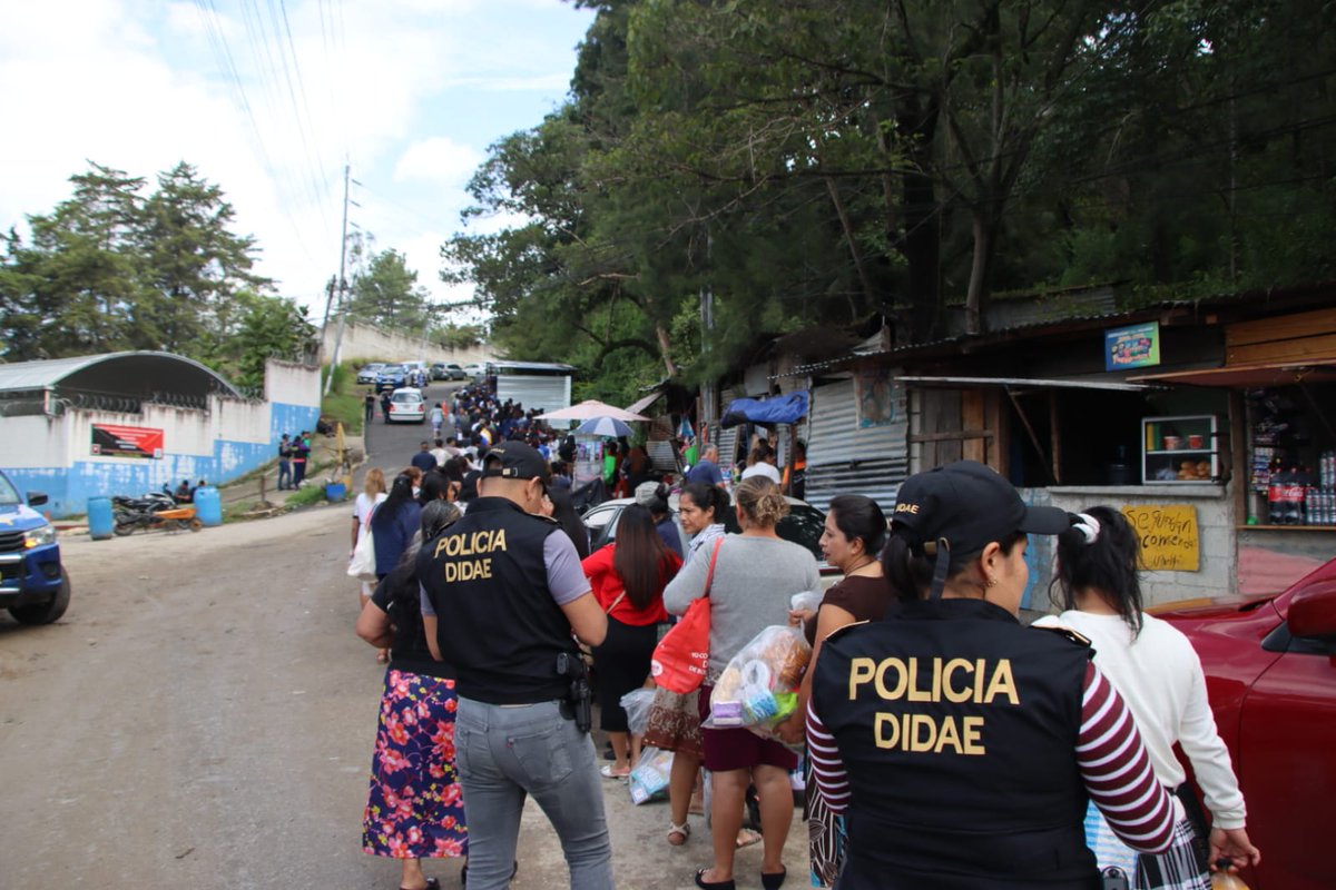PNCdeGuatemala's tweet photo. Operativo refuerza seguridad en zona 18
Policías de la Comisaria 12, investigadores de la #DIPANDA y #DIDAE realizan operativo de identificación y registro de personas y vehículos en el ingreso al Centro Preventivo para Hombres de la zona 18, https://t.co/JQz4u0YJtC