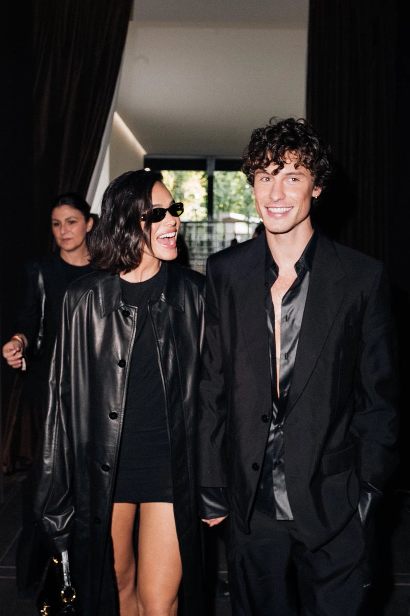 tracklist's tweet photo. Shawn Mendes fala sobre Bruna Marquezine para a Vogue:

“Bruna realmente abriu meu coração para a moda e me ensinou a me divertir com ela. […] Eu me sinto sortudo como homem nesta indústria, porque tendemos a não ser tão criticados e analisados quando se trata da nossa aparência pública, o que é uma droga de se dizer”, contou.

📸: German Larkin