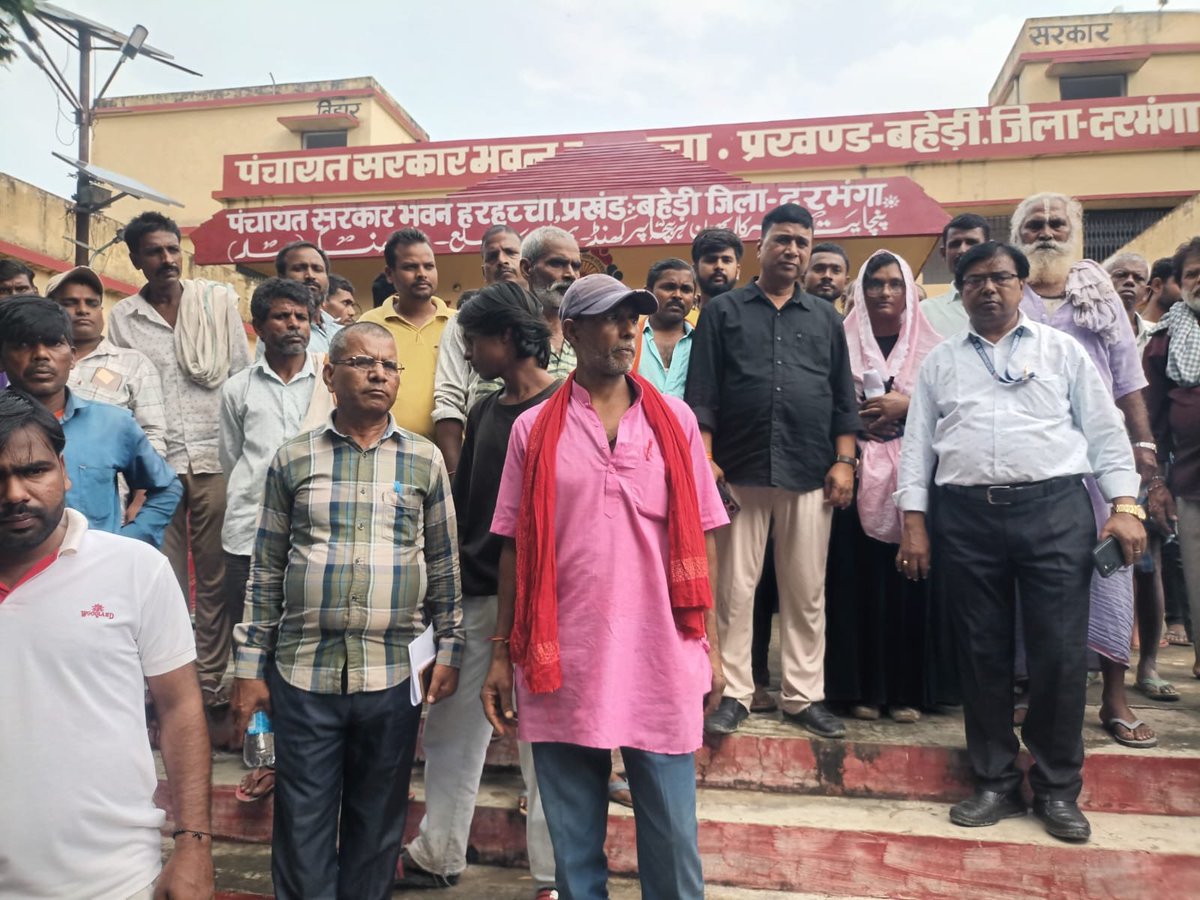 PRD_Bihar's tweet photo. आज दिनांक 27.09.2026 को दरभंगा जिले के बहेड़ी प्रखंड अंतर्गत हरहच्चा ग्राम पंचायत में आयोजित पंचायत विकास दिवस कार्यक्रम में श्री सुभाष कुमार शर्मा, संयुक्त सचिव, पंचायती राज विभाग, बिहार द्वारा सहभागिता की गई।
इस अवसर पर माननीय प्रधानमंत्री श्री नरेंद्र मोदी जी के ‘मन की बात’ कार्यक्रम का अनुश्रवण किया गया।
पंचायत विकास दिवस का उद्देश्य ग्राम पंचायतों में जनभागीदारी को बढ़ावा देते हुए स्थानीय विकास कार्यों की समीक्षा और आगामी विकास योजनाओं पर चर्चा करना है। साथ ही सतत विकास लक्ष्य के तहत ‘आत्मनिर्भर बुनियादी ढांचा युक्त पंचायत’ के निर्माण की दिशा में पंचायतों को सशक्त बनाना भी इसका महत्वपूर्ण उद्देश्य है।
@samrat4bjp
@DeepakRLM 
@mopr_goi
@IPRDBihar
@darbhanga_dm
#BiharPanchayatiRajDept
