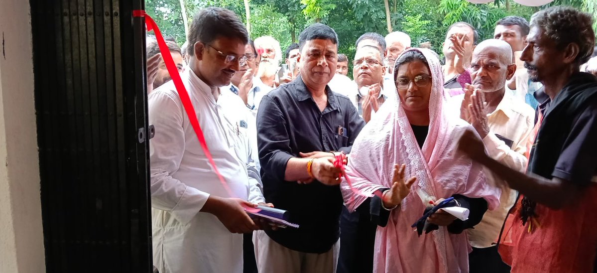 PRD_Bihar's tweet photo. आज दिनांक 27.09.2026 को दरभंगा जिले के बहेड़ी प्रखंड अंतर्गत हरहच्चा ग्राम पंचायत में आयोजित पंचायत विकास दिवस कार्यक्रम में श्री सुभाष कुमार शर्मा, संयुक्त सचिव, पंचायती राज विभाग, बिहार द्वारा सहभागिता की गई।
इस अवसर पर माननीय प्रधानमंत्री श्री नरेंद्र मोदी जी के ‘मन की बात’ कार्यक्रम का अनुश्रवण किया गया।
पंचायत विकास दिवस का उद्देश्य ग्राम पंचायतों में जनभागीदारी को बढ़ावा देते हुए स्थानीय विकास कार्यों की समीक्षा और आगामी विकास योजनाओं पर चर्चा करना है। साथ ही सतत विकास लक्ष्य के तहत ‘आत्मनिर्भर बुनियादी ढांचा युक्त पंचायत’ के निर्माण की दिशा में पंचायतों को सशक्त बनाना भी इसका महत्वपूर्ण उद्देश्य है।
@samrat4bjp
@DeepakRLM 
@mopr_goi
@IPRDBihar
@darbhanga_dm
#BiharPanchayatiRajDept