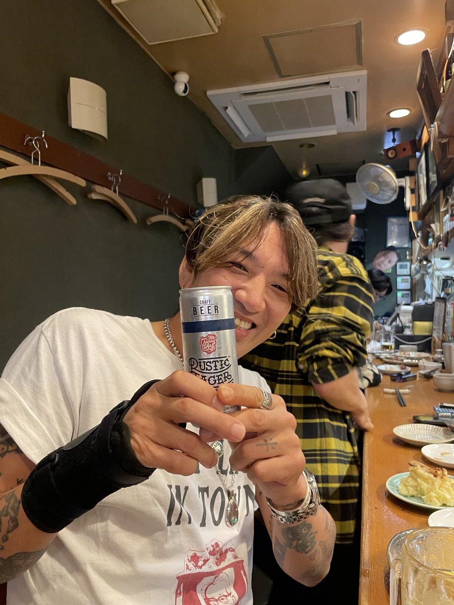 ikuumin26's tweet photo. 階段上がって扉開けたら衝撃でした笑
まさかの本人登場!!!
行って良かったー🍻
1ヶ月ぶりくらいの再会笑
前回挨拶だけだったので、酔っ払いだったけど話したかったこと全部話してきた🤣
#チェリコ
#RUSTICLAGER
#ラスティックラガー
#りある
https://t.co/gMrC5n6RGl https://t.co/RTDHX9QABa