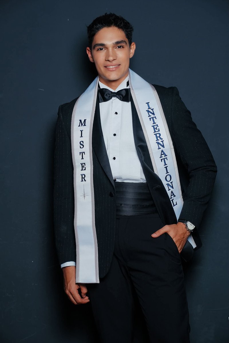 esoque_8's tweet photo. 🇲🇽👑 ¡México tiene nuevo Mister International!

Andrés Briseño, originario de Mazatlán, se coronó como Mister International 2026 en Bangkok, Tailandia, tras competir con más de 50 representantes. 🌎🏆

#AndrésBriseño #MisterInternational #fyp #wow #campeón #trend #tendencia https://t.co/FCuhZUaSUf