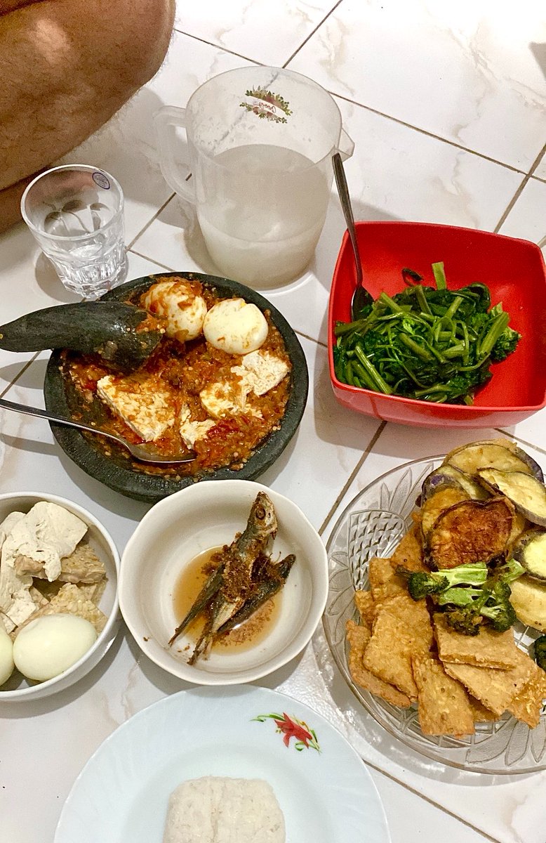 Linggdyy's tweet photo. Hari minggu seperti dirumah🥲 https://t.co/nhDN8TeCBW