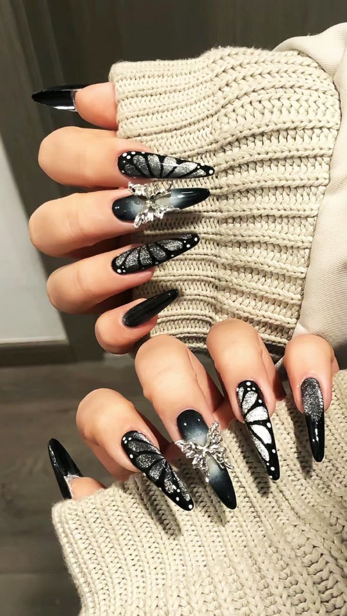 bringheeseun's tweet photo. 🦋Preferem qual dessas unhas:

This 🖤or That💚?

BELIFT CEASE ALL EXPLOITATION
​#SevEN_Bound_By_Fate
#NoRevenue_ForHYBE https://t.co/JPjluNgN6H