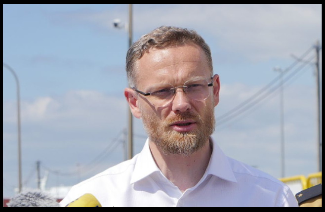 _DiabelStockton's tweet photo. Do motłochu - wyborców pis.

W czasie kampanii wyborczej Zbigniew Bogucki straszył Polaków uchodźcami. Krzyczał na wiecach, że uchodźcy będą gwałcić nasze matki, żony, siostry i córki, odbiorą pracę Polakom i zniszczą naszą kulturę. Ogólnie masakra, tragedia i pandemonium.

Jako wojewoda zachodniopomorski Zbigniew Bogucki, przez 3 lata urzędowania wydał obcokrajowcom 56 968 zezwoleń na pracę, w tym 294 Rosjanom.

Pis wami kręci jak gównem w wiaderku, tumany.

#WeekendDlaMotłochu