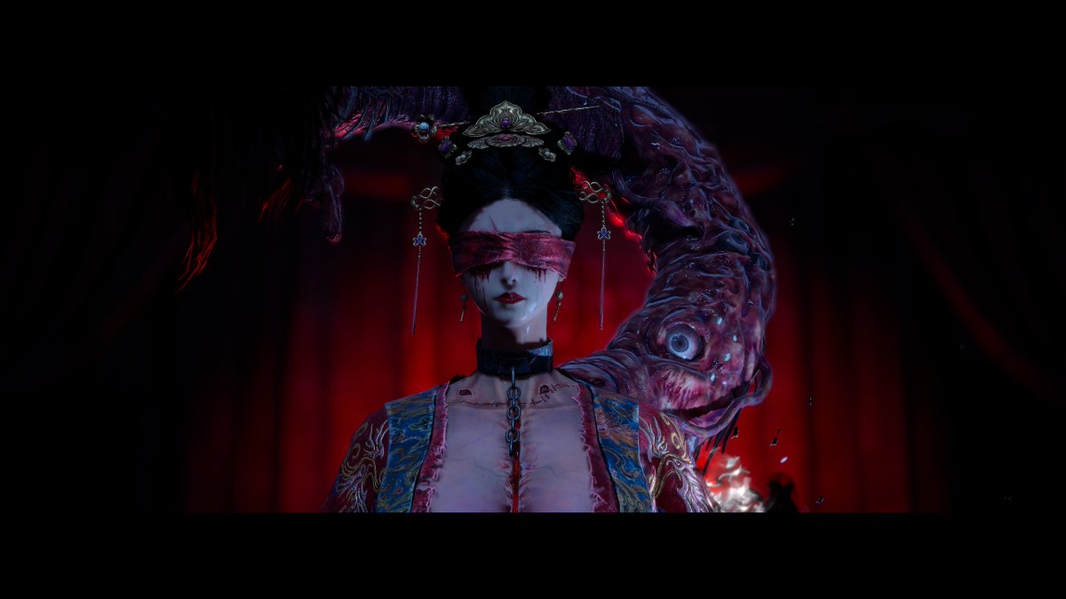 ein_windir's tweet photo. WUCHANG: Fallen Feathers oynadığım ilk çin oyunu oldu. Çinliler bu işi çok güzel kıvırıp taş gibi soulslike oyunu yapmışlar. Bunu yaparken eski soulslikeların sevmediğim 2 formülünü korumayı ihmal etmemişler: Oyunda ne doğru düzgün hikaye anlatımı ne de görev arayüzü var. Silah geliştirme ve stat geliştirme sisteminde yenilik yapmışsınız şu konulara da el atsaydınız benim için mükemmel olurdu.

Oyunda bakabileceğiniz bir  harita yok ama haritasına, bölüm dizaynına bayılıyorsunuz. Dümdüz ilerlerken yol 4 patikaya ayrılıyor, birine gireyim sonra geri dönerim diyorsunuz fakat geri dönemiyorsunuz. Çünkü o seçtiğiniz patika da 4'e bölünüyor. Haritası kompakt ve dolu dolu hissettiriyor. Sürekli gizli geçitler ve kestirmeler bulup daha önce yanından geçip giremediğiniz bölgelere giriyorsunuz. Bu harita tasarımı keşif hissini çok iyi veriyor. Oyunun en sevdiğim ve aynı zamanda beni yoran kısmı harita tasarımı oldu diyebilirim. Bu harita tasarımı sebebiyle neredeyse tüm opsiyonel bossları atlayıp defalarca kez kayboldum ve hiç bir yan görevi yapmadım.

Oyuna başlayınca ilk saatlerde farkına vardığım şey ise öldüğünüzde "YOU DIED" yazmıyor. Düştün/ Öldün anlamına gelen "YOU HAVE FALLEN" yazıyor. Oyunda çok fazla kez düşerek öldüm ve o yazıyı görünce Çinliler tarafından trollenmiş gibi hissettim.  Yakında wiki açıp tekrar oynayacağım, şimdilik hoşça kal Bai Wuchang.

8.5/10