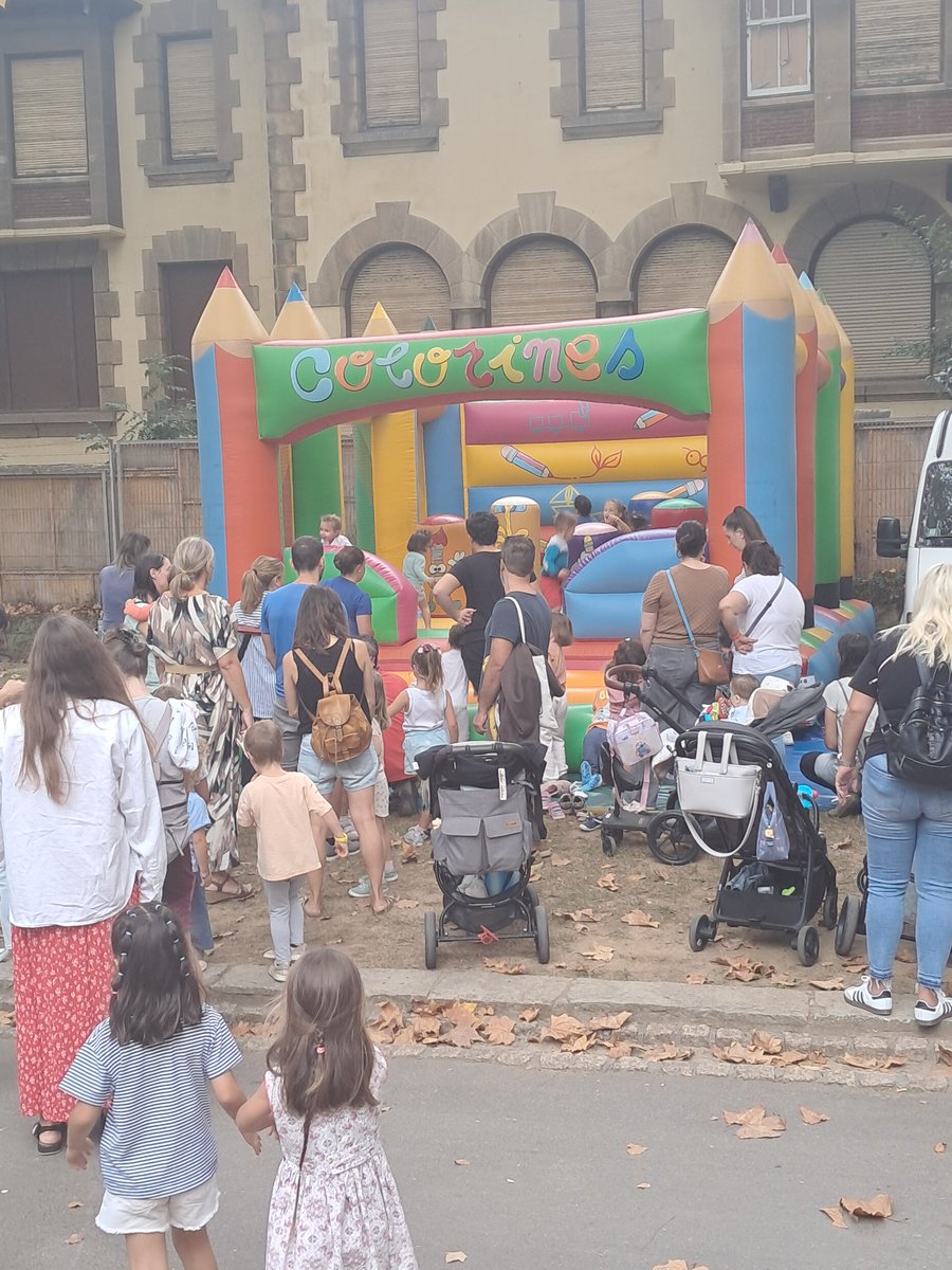 barakaldo_eus's tweet photo. Mila-mila esker #KilimaEguna posible egiten ari zareten guztioi!!! ❤️❤️❤️
Egun ezin hobea #euskara-z gozatzeko eta #solidarioak izateko!!! 😍😍😍
Eta eskerrik asko hurbildu zareten guztioi!!! 🥰🥰🥰 https://t.co/yAaWlzNKhD