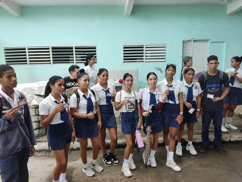 RafaelLice4i9u's tweet photo. Ingresan nuevos estudiantes a las filas de la #UJC jóvenes comprometidos, alegres, profundos, dispuestos a defender la revolución desde su trinchera de combate. Muchas Felicidades muchachos, ustedes son continuidad. #IslaDeLaJuventud #SentirPinero #LaPatriaSeDefiende https://t.co/mHPPnxNmJp