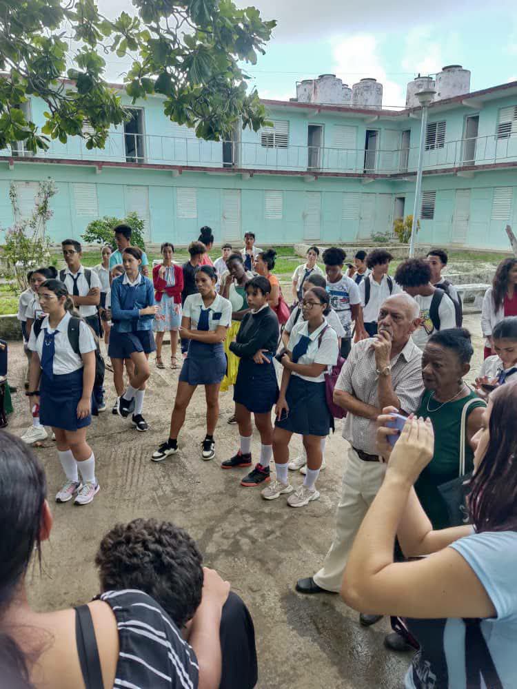 RafaelLice4i9u's tweet photo. Ingresan nuevos estudiantes a las filas de la #UJC jóvenes comprometidos, alegres, profundos, dispuestos a defender la revolución desde su trinchera de combate. Muchas Felicidades muchachos, ustedes son continuidad. #IslaDeLaJuventud #SentirPinero #LaPatriaSeDefiende https://t.co/mHPPnxNmJp