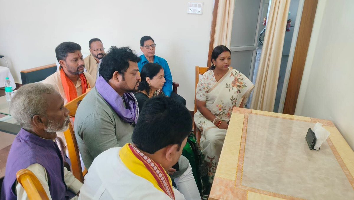 skpradhanbjp's tweet photo. ଆଜି ମାନ୍ୟବର ମୁଖ୍ୟମନ୍ତ୍ରୀଙ୍କ ଗସ୍ତ ସମୟରେ ମାନ୍ୟବର ପ୍ରଧାନମନ୍ତ୍ରୀ ଶ୍ରୀଯୁକ୍ତ @narendramodi ଜୀଙ୍କ ୧୩୮ତମ #MannKiBaat ଜୟପୁର ବିମାନ ବନ୍ଦର ଠାରେ ଦଳୀୟ ନେତୃବୃନ୍ଦଙ୍କ ସହ ଶୁଣିଲି। 

@BJP4India @BJP4Odisha https://t.co/9vx0H3K5fX