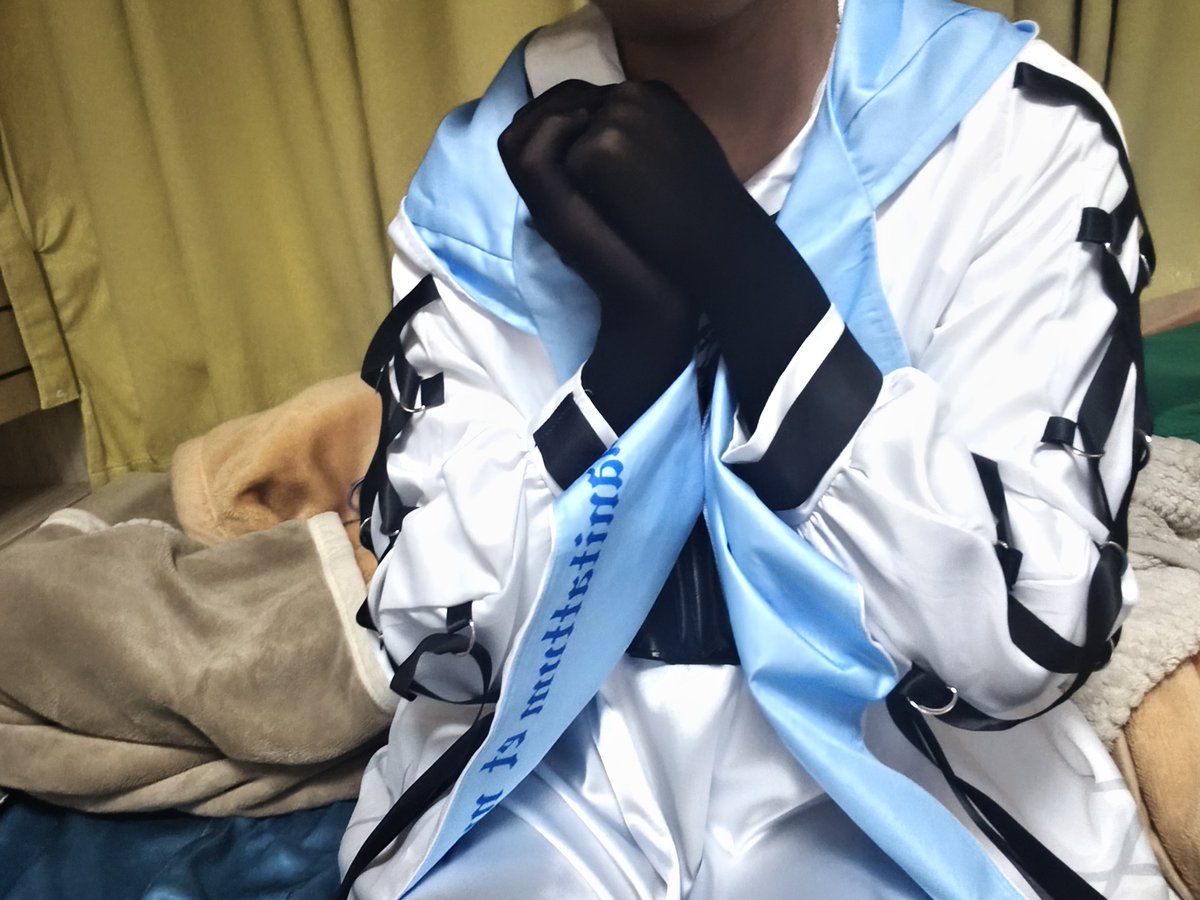 KEYxkmr's tweet photo. 如果当你已经很累很累了，就已经停下来吧，因为不管是谁都���得被爱的，停下来吧，爱着自己，为了自己，如果活着已经让你感到精疲力尽，请停下来放空思想吧，爱你，愿你一直快乐
#南梁 #抽象 #伪娘 #cosplayㅤ https://t.co/uFPSbLVAVU