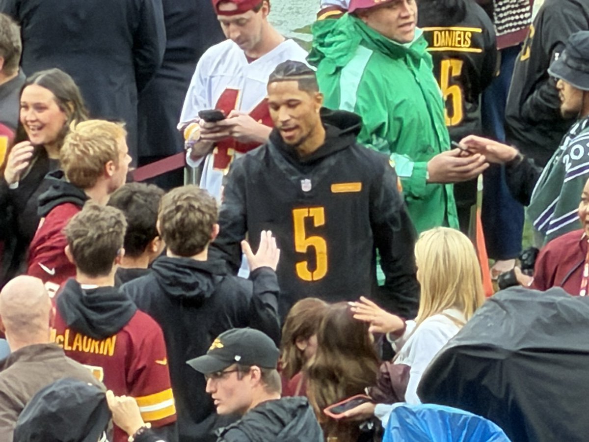 NickiJhabvala's tweet photo. Josh Hart is here https://t.co/7qEA9TqH6N
