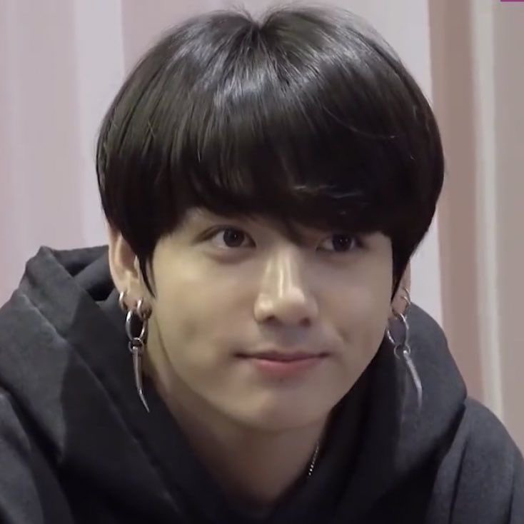 ggukhee's tweet photo. the way dangly earrings make him look even more like a doll oh my babygirl ♥︎ https://t.co/RcHYPCgUmx