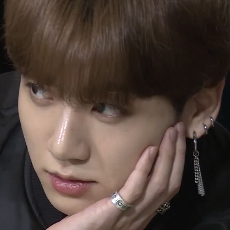 ggukhee's tweet photo. the way dangly earrings make him look even more like a doll oh my babygirl ♥︎ https://t.co/RcHYPCgUmx