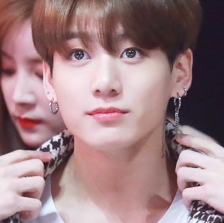 ggukhee's tweet photo. the way dangly earrings make him look even more like a doll oh my babygirl ♥︎ https://t.co/RcHYPCgUmx