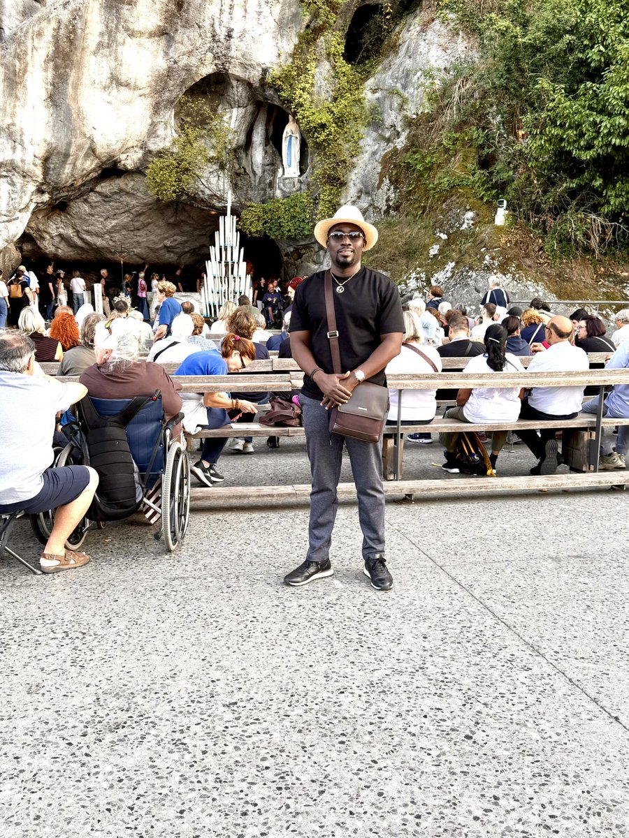 loiclawson1's tweet photo. Immense joie d'avoir vécu hier à #Lourdes l'arrivée du Saint-Père, le #PapeLéonXIV. Je rends grâce à Dieu pour ce moment fort. Union de prière 🙏🏿
#Améwuga #Agbétolévévédé https://t.co/oVRhBXmzyN