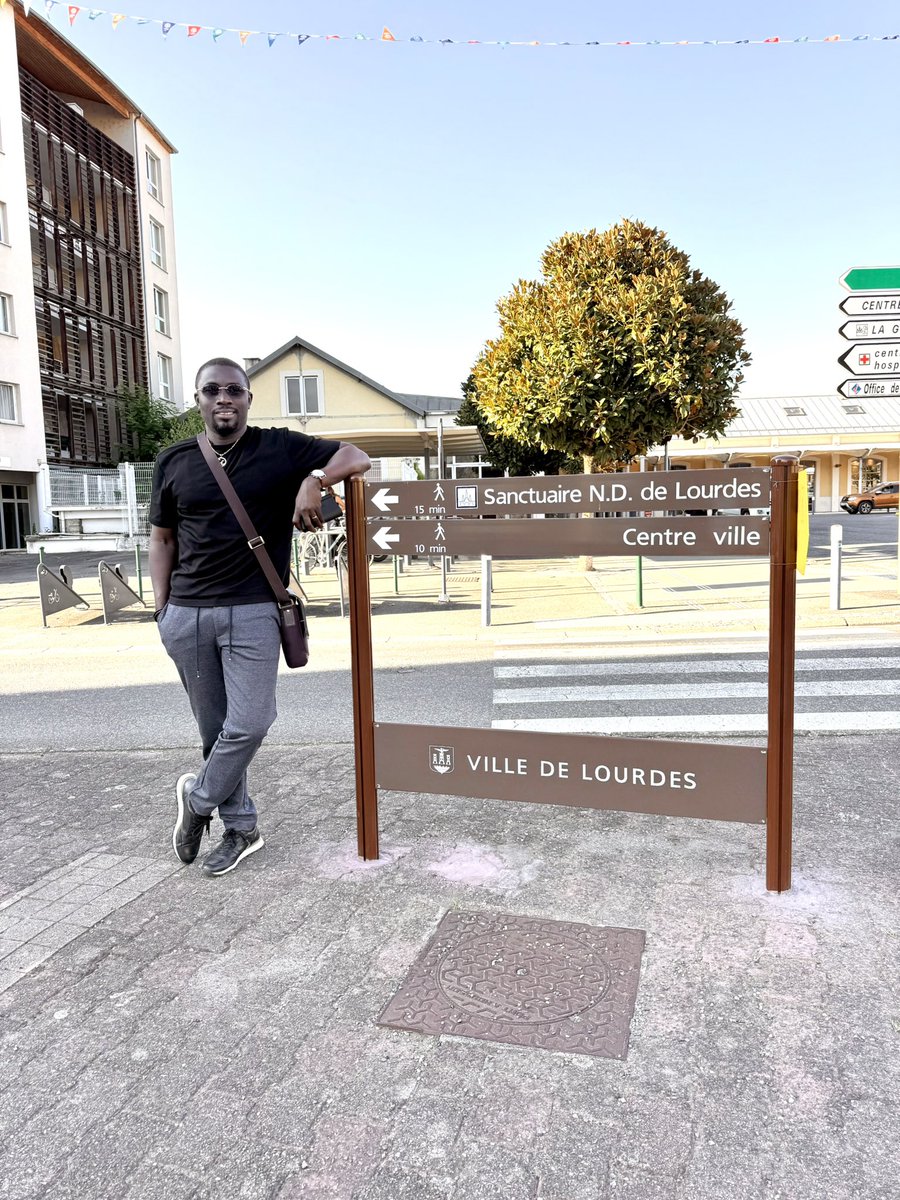 loiclawson1's tweet photo. Immense joie d'avoir vécu hier à #Lourdes l'arrivée du Saint-Père, le #PapeLéonXIV. Je rends grâce à Dieu pour ce moment fort. Union de prière 🙏🏿
#Améwuga #Agbétolévévédé https://t.co/oVRhBXmzyN