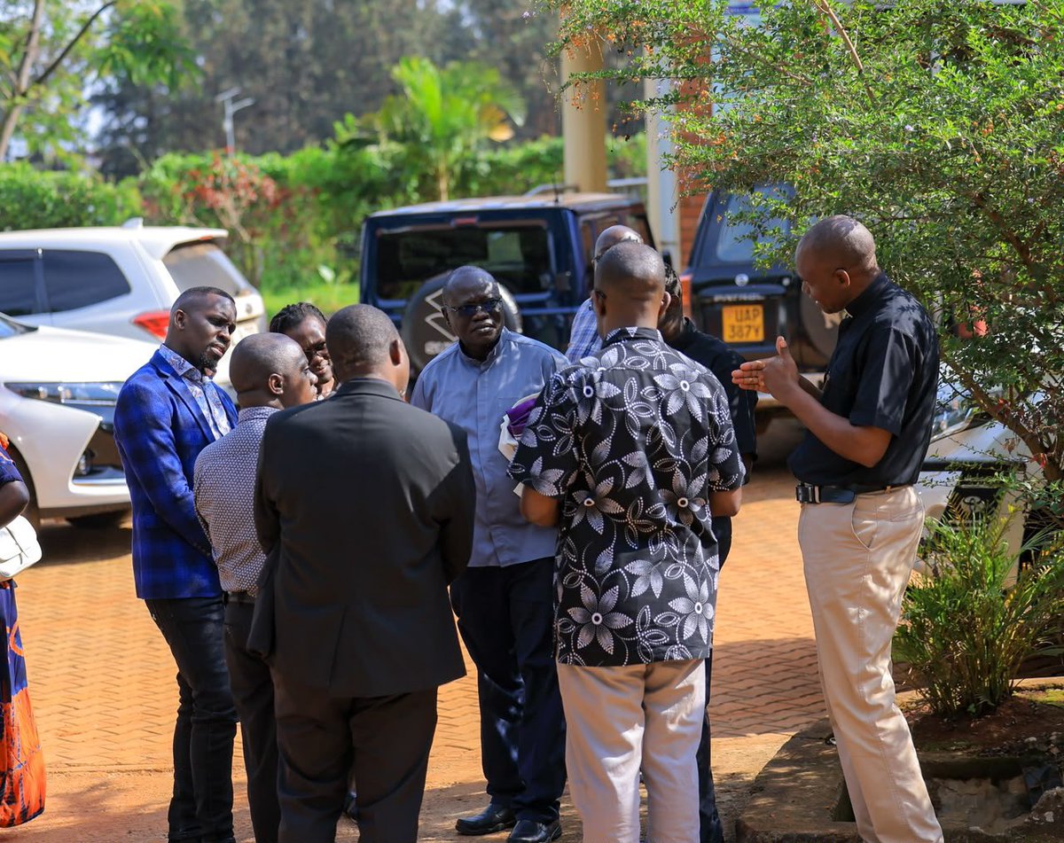 brucenahabwe1's tweet photo. This afternoon, Nakawa West leaders Rt. Hon. @JoelSsenyonyi, Hon. JohnMary Ssebuwufu and Hon. Namazzi Olive K joined mourners at St. Paul Catholic Church in Banda, and St. Mbaaga Catholic Church in Kiwatule Parish for the requiem masses of the late Fr. John Bosco Nambasi and Rev. Fr. Charles Lwanga Ssewava respectively.
The leaders joined the faithful in paying tribute to the departed priests, remembering their service to the Church and the communities they served.

May their souls rest in eternal peace.