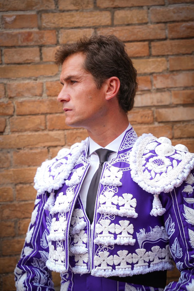 LancesMaestranz's tweet photo. 📸 Comienza el paseíllo en 🏟 la plaza de toros de Sevilla

👉 SIGUE EL TORO A TORO EN ESTE HILO 🧵 https://t.co/tBXdOcR0M4