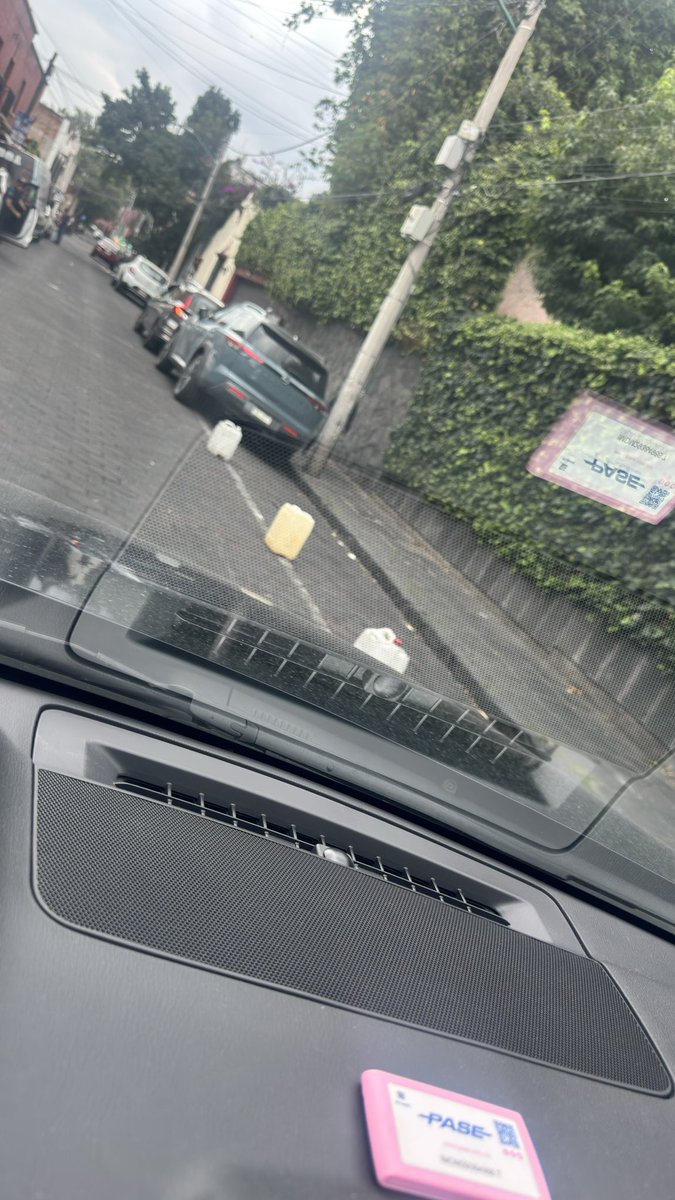 igriega_eme's tweet photo. Buenos días @UCS_GCDMX este señor me impide estacionar,  dice que tiene apartado para em mercado, no se puede apartar la calle y me amenaza tomándome fotos, favor de mandar una patrulla 
Higuera 16
Coyoacan centro https://t.co/MtMfiCdIs7