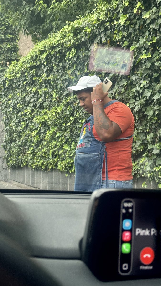 igriega_eme's tweet photo. Buenos días @UCS_GCDMX este señor me impide estacionar,  dice que tiene apartado para em mercado, no se puede apartar la calle y me amenaza tomándome fotos, favor de mandar una patrulla 
Higuera 16
Coyoacan centro https://t.co/MtMfiCdIs7