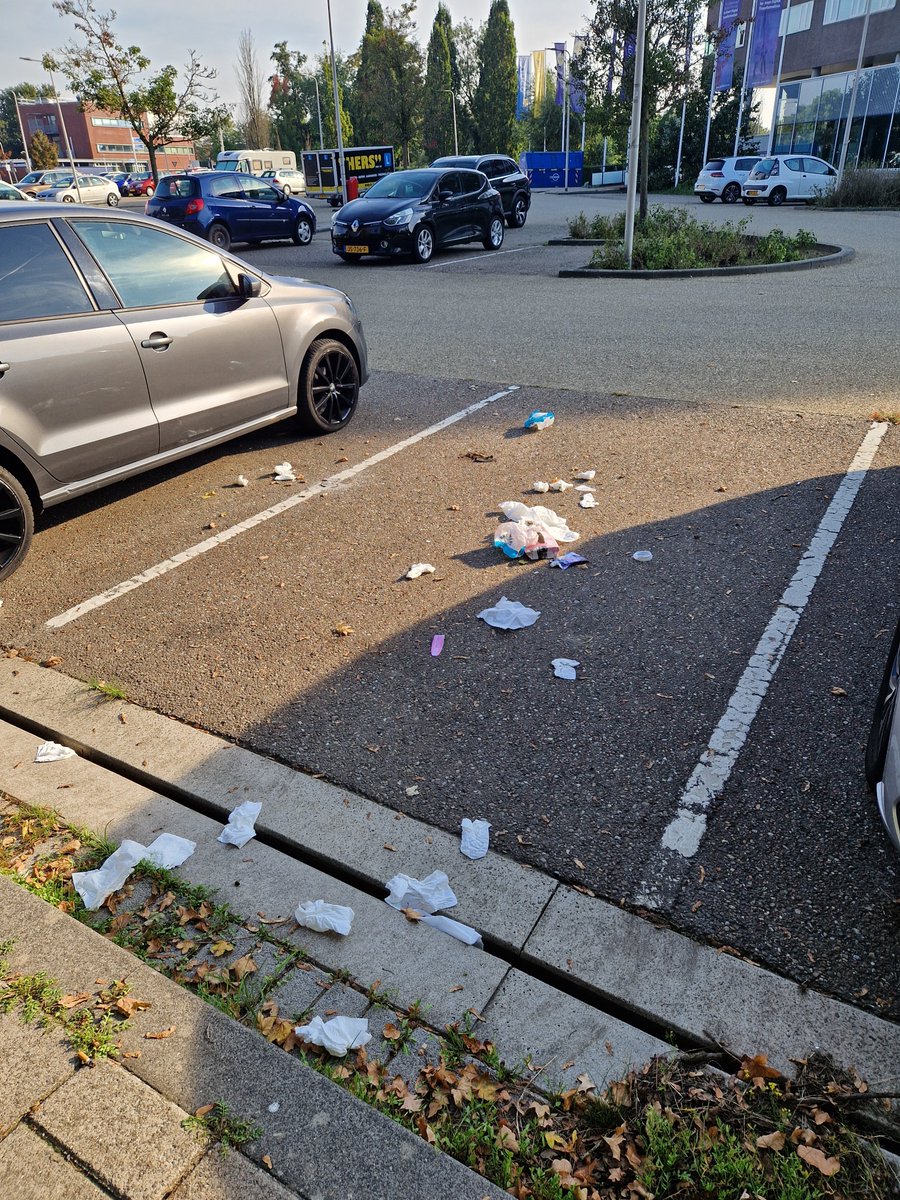 EBS023's tweet photo. Nog even een rondje voor mijzelf de andere kant op. Ook daar weer genoeg tegengekomen helaas...
#Supportervanschoon #TrashWalking #zwerfie #Poortugaal #Albrandswaard https://t.co/VH4IALeRtW