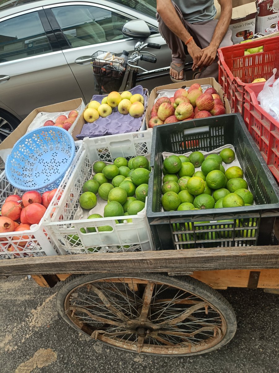 The_Narrator08's tweet photo. Not a single piece of fruit has been sold since morning. 

Now, I don't know where I'll scrape together the money for a quarter bottle of  liquor.. https://t.co/E9m9Ym5UrI