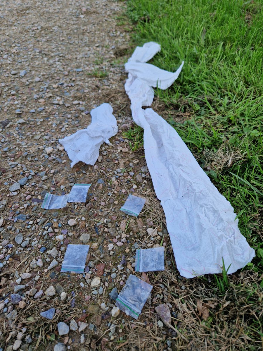 EBS023's tweet photo. Nog even een rondje voor mijzelf de andere kant op. Ook daar weer genoeg tegengekomen helaas...
#Supportervanschoon #TrashWalking #zwerfie #Poortugaal #Albrandswaard https://t.co/VH4IALeRtW