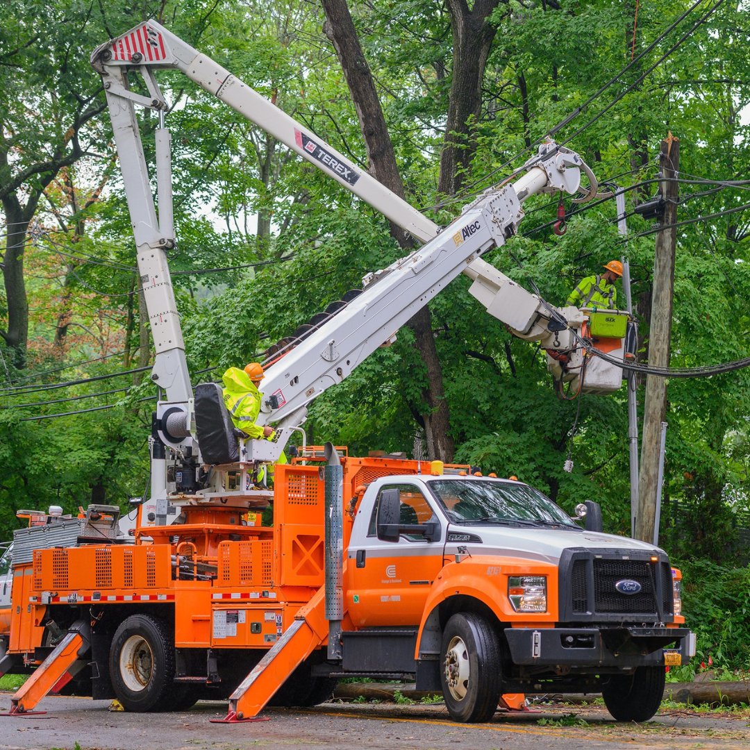 ORUConnect's tweet photo. Nor’easter response continues across our region. We’ve restored power to more than 24,000 customers, with 175 mutual aid workers supporting our efforts. Learn more: https://t.co/JJ3ypiloPM https://t.co/Ds1x75S56i