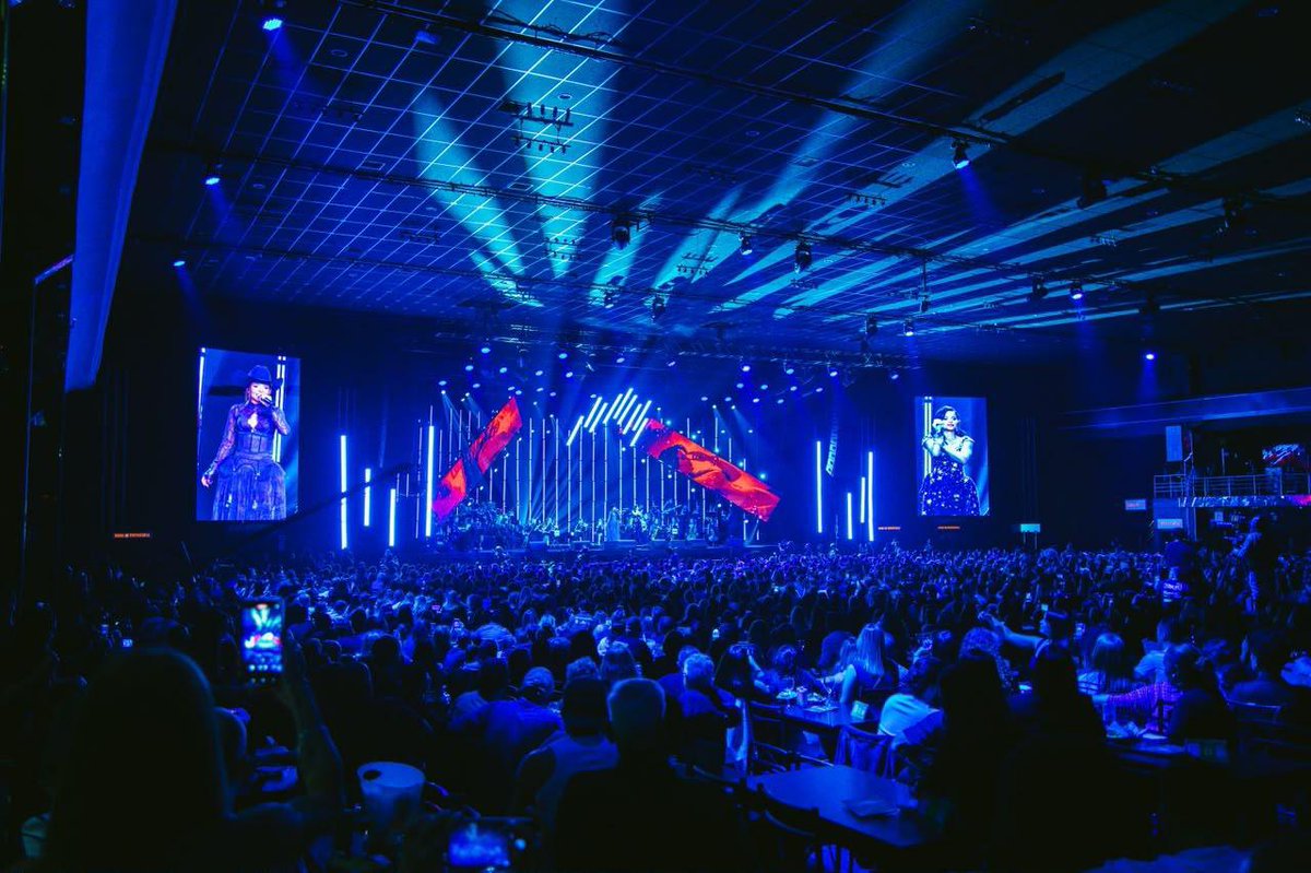Maraisa's tweet photo. Que espetáculo é esse projeto, tenho muito orgulho dele, que honra poder compartilhar com vocês de São Paulo, estou feliz demais com tudo que vivi nessa apresentação, entreguei o melhor porque vocês merecem.🎻🎶 https://t.co/bkSQukaxuQ