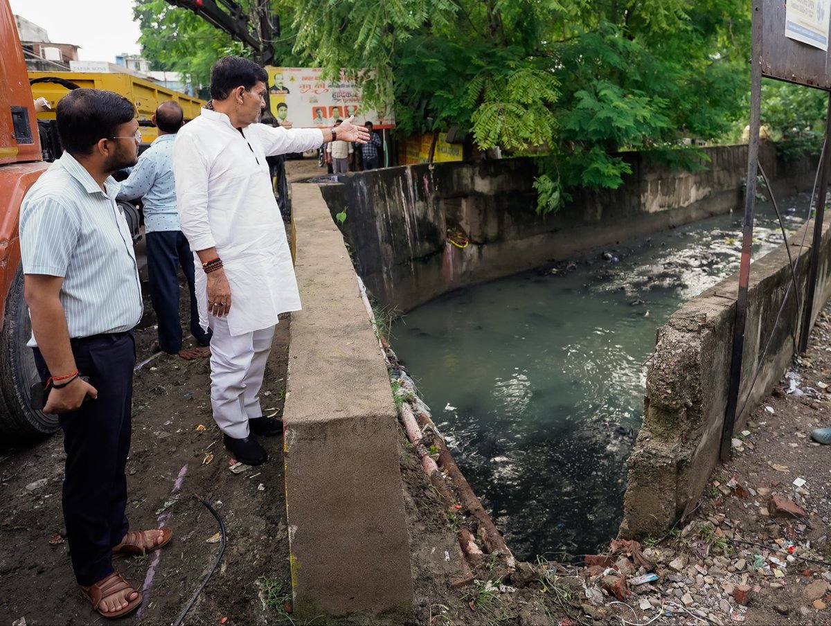 aksharmaBharat's tweet photo. लखनऊ में पिछले 20 वर्षों के रिकॉर्ड में दर्ज बारिश के बावजूद लगातार दो-तीन दिन हुई बारिश के बाद भी जल निकासी के लिए किए गए कार्यों के कारण इस वर्ष राजधानी में गंभीर जलभराव की स्थिति नहीं बनी।

आज खुर्रम नगर/रहीम नगर, लखनऊ में नाले की सफाई व जल निकासी की व्यवस्था का निरीक्षण किया।

बारिश के दौरान अधिकारियों को लगातार क्षेत्रों की निगरानी करने एवं जिन स्थानों पर जलभराव की स्थिति बनती है, वहां तत्काल पंपिंग, सफाई एवं जल निकासी के आवश्यक उपाय करने हेतु सख़्त निर्देश दिया।

@narendramodi @myogiadityanath @AmitShah @NitinNabin @mppchaudhary  @idharampalsingh  @LMC_Lucknow 
#NayeBharatKaNayaUP
#GoodGovernance 
#HumaraUP  #VikasExpress