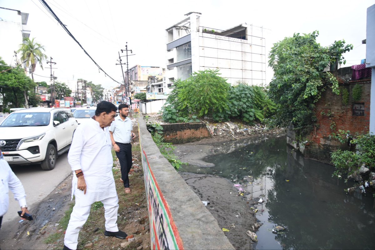 aksharmaBharat's tweet photo. लखनऊ में पिछले 20 वर्षों के रिकॉर्ड में दर्ज बारिश के बावजूद लगातार दो-तीन दिन हुई बारिश के बाद भी जल निकासी के लिए किए गए कार्यों के कारण इस वर्ष राजधानी में गंभीर जलभराव की स्थिति नहीं बनी।

आज खुर्रम नगर/रहीम नगर, लखनऊ में नाले की सफाई व जल निकासी की व्यवस्था का निरीक्षण किया।

बारिश के दौरान अधिकारियों को लगातार क्षेत्रों की निगरानी करने एवं जिन स्थानों पर जलभराव की स्थिति बनती है, वहां तत्काल पंपिंग, सफाई एवं जल निकासी के आवश्यक उपाय करने हेतु सख़्त निर्देश दिया।

@narendramodi @myogiadityanath @AmitShah @NitinNabin @mppchaudhary  @idharampalsingh  @LMC_Lucknow 
#NayeBharatKaNayaUP
#GoodGovernance 
#HumaraUP  #VikasExpress