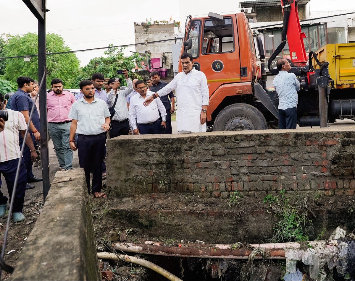 aksharmaBharat's tweet photo. लखनऊ में पिछले 20 वर्षों के रिकॉर्ड में दर्ज बारिश के बावजूद लगातार दो-तीन दिन हुई बारिश के बाद भी जल निकासी के लिए किए गए कार्यों के कारण इस वर्ष राजधानी में गंभीर जलभराव की स्थिति नहीं बनी।

आज खुर्रम नगर/रहीम नगर, लखनऊ में नाले की सफाई व जल निकासी की व्यवस्था का निरीक्षण किया।

बारिश के दौरान अधिकारियों को लगातार क्षेत्रों की निगरानी करने एवं जिन स्थानों पर जलभराव की स्थिति बनती है, वहां तत्काल पंपिंग, सफाई एवं जल निकासी के आवश्यक उपाय करने हेतु सख़्त निर्देश दिया।

@narendramodi @myogiadityanath @AmitShah @NitinNabin @mppchaudhary  @idharampalsingh  @LMC_Lucknow 
#NayeBharatKaNayaUP
#GoodGovernance 
#HumaraUP  #VikasExpress