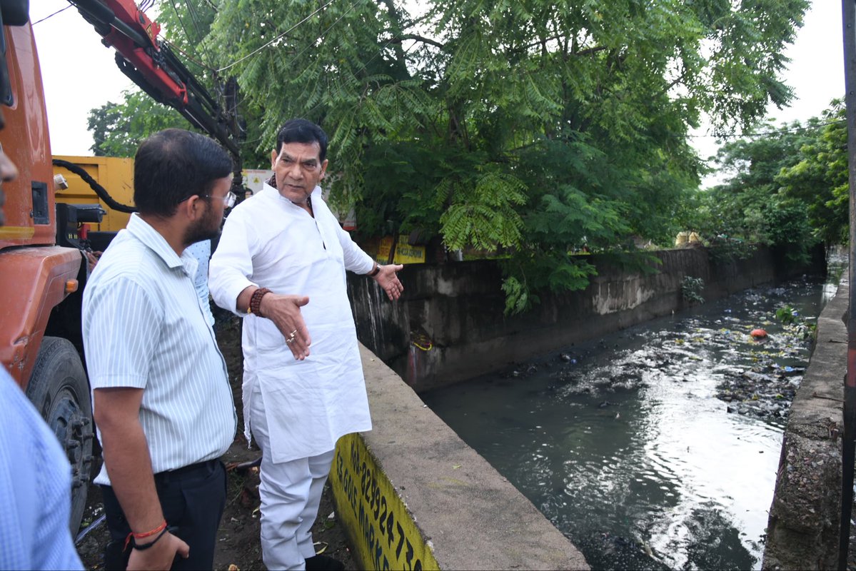 aksharmaBharat's tweet photo. लखनऊ में पिछले 20 वर्षों के रिकॉर्ड में दर्ज बारिश के बावजूद लगातार दो-तीन दिन हुई बारिश के बाद भी जल निकासी के लिए किए गए कार्यों के कारण इस वर्ष राजधानी में गंभीर जलभराव की स्थिति नहीं बनी।

आज खुर्रम नगर/रहीम नगर, लखनऊ में नाले की सफाई व जल निकासी की व्यवस्था का निरीक्षण किया।

बारिश के दौरान अधिकारियों को लगातार क्षेत्रों की निगरानी करने एवं जिन स्थानों पर जलभराव की स्थिति बनती है, वहां तत्काल पंपिंग, सफाई एवं जल निकासी के आवश्यक उपाय करने हेतु सख़्त निर्देश दिया।

@narendramodi @myogiadityanath @AmitShah @NitinNabin @mppchaudhary  @idharampalsingh  @LMC_Lucknow 
#NayeBharatKaNayaUP
#GoodGovernance 
#HumaraUP  #VikasExpress
