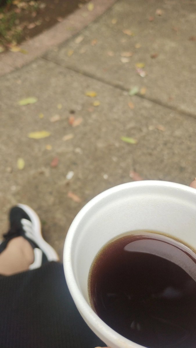 grumpy94skid's tweet photo. Uma das coisas que dá sentido à minha vida é sair pra tomar um café na praça, entre uma obrigação e outra https://t.co/zcnPSHIfq5