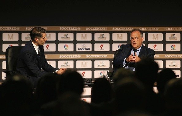 Tebasjavier's tweet photo. En septiembre de 2017, en Soccerex, en Manchester, denuncié públicamente algo que llevaba tiempo preocupándome: el llamado dopaje financiero en el fútbol europeo.

Hablé del Manchester City y del PSG. De clubes cuya capacidad económica no procedía únicamente de su actividad ordinaria, sino también del respaldo de enormes recursos externos. De patrocinios cuya valoración considerábamos alejada de la realidad de mercado. Y de las consecuencias que ese modelo podía provocar en todo el ecosistema: inflación de salarios, fichajes y costes que después terminaban soportando también los demás clubes.

Decirlo tuvo consecuencias.

El Manchester City calificó públicamente mis declaraciones de “ill-informed” y “pure fiction” y anunció que estaba estudiando acciones legales contra mí.

No fue agradable. Tampoco fue la primera ni sería la última vez que defender determinadas posiciones me genera amenazas, críticas y muchos disgustos.

Pero tres años después ocurrieron cosas que conviene recordar.

En febrero de 2020, UEFA sancionó al Manchester City con dos temporadas fuera de sus competiciones y una multa de 30 millones de euros después de concluir que se habían producido graves infracciones de las reglas de control financiero, entre ellas cuestiones relacionadas con la presentación de determinados ingresos por patrocinio.

Después llegó el TAS.

En julio de 2020 dejó sin efecto la exclusión europea. Parte de las conductas fueron consideradas prescritas y otras no suficientemente acreditadas con el estándar de prueba exigido. Sí mantuvo que el Manchester City había incumplido su obligación de cooperación con la investigación de UEFA y confirmó una sanción económica, reducida a 10 millones de euros.

Nunca compartí aquella “extraña” resolución.

Para mí supuso un antes y un después en la credibilidad del TAS como órgano arbitral independiente del deporte.

Me pareció una decisión profundamente equivocada, extraordinariamente dañina para la credibilidad del sistema de control económico del fútbol europeo y difícil de conciliar con un principio que considero esencial: las mismas reglas deben aplicarse a todos.

Por eso, cuando recuerdo aquella intervención de 2017 y todo lo que vino después, no lo hago para decir “ya lo advertí”.

Lo hago porque esta historia explica bastante bien una batalla que llevo muchos años librando.

La sostenibilidad económica no es burocracia.

El control financiero no es un capricho.

Y defender que los clubes compitan fundamentalmente con los recursos que son capaces de generar tampoco significa estar contra ningún club concreto.

Es defender un modelo.

Un modelo en el que el éxito deportivo no dependa de quién tenga detrás el respaldo financiero más poderoso, sino de quién gestione mejor, genere más recursos, construya mejores equipos y respete las mismas reglas que los demás.

Defender esta posición me ha costado muchas críticas y no pocos disgustos.

Pero sigo pensando exactamente lo mismo que en Manchester en 2017.

Hay principios que merece la pena defender aunque tengan un coste.

Y este, para mí, es uno de ellos.

Ahora, casi nueve años después de aquellas palabras en Soccerex, una comisión independiente de la Premier League ha considerado probadas, según las informaciones publicadas, 114 de las 115 infracciones financieras imputadas al Manchester City.

Todavía queda camino. Falta conocer la sanción y el procedimiento no ha terminado.

Pero lo ocurrido vuelve a demostrar por qué el control económico, la transparencia y unas reglas iguales para todos son imprescindibles para proteger la integridad y la sostenibilidad del fútbol.

Seguiremos defendiendo esos principios. Como en 2017.
